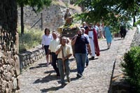 Procesión de Santa Justa con la cruz abriendo la procesión