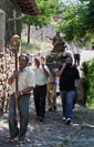 Imagen de la Santa entrando en la plaza de la iglesia