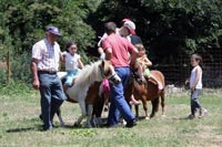 Niños montando en ponis