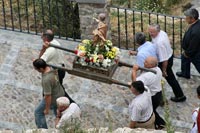Costaleros con las andas de Santa Justa