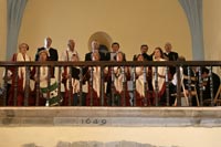 Coro de la iglesia, con los integrantes de la Casa de Andalucía vestidos de rocieros