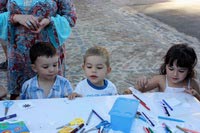 Niños ojeando el taller de pintura