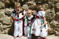 Niños vestidos de danzadores