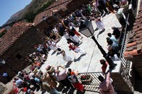 Primer árbol danzado sobre la plaza inaugurada