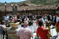 Danzadores preparándose para la danza con palos