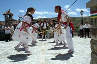 Danza ejecutada con palos por danzadores enfrentados