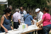 Mesa de reparto de comida con el cocinero