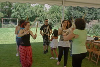 Ensayo de danzas con los danzadores sin el traje típico