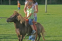 Niño montado en el poni