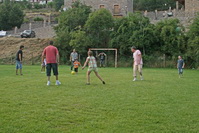Un partidito improvisado de futbol de papas con hijos