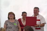 Reconocimiento a la mejor carnicera y mejor cocinero del pueblo, con la alcaldesa en el centro