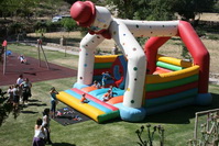 Castillo hinchable con niños en su interior