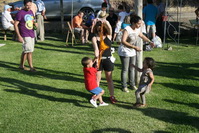 Participantes en el juego del pañuelo durante los juegos de niños