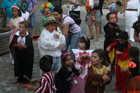 Fiesta de disfraces con disfrazados bailando al son de la música