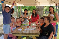 Niños alrededor de la mesa con los útiles en el taller de pintura
