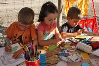 Tres participantes muy atareados con sus labores en el taller