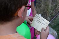 Niño leyendo una pista de la gynkana