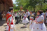 Procesión de Santa Justa con los danzadores en primer plano