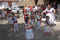Danzadores infantiles preparados para ejecutar una danza