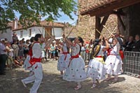 Adultos ejecutando una danza a la salida de misa