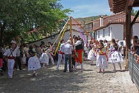 Danzadores ejecutando el árbol, dando vueltas a su alrededor