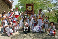 Grupo de los danzadores adultos e infantiles