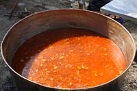 Cazuela con parte del rancho de cordero chamarito con patatas