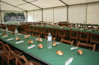 Mesas preparadas con los intrumentos para la comida