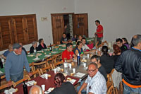 Comensales organizándose para la cena