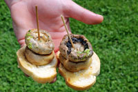 Dos pinchos de champiñón en una mano