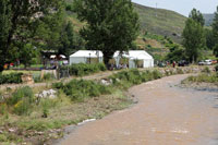 Vista general de la carpa junto al río