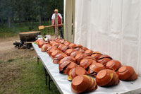 Platos, cazuela y cocinero con la caldereta