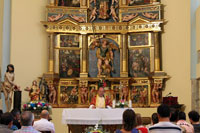 Interior de la Iglesia con el cura al fondo oficiando la misa del domingo