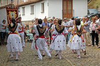 Danzadores danzando en el Pórtico de la Iglesia
