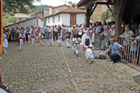 Peques ejecutando la danza de los pañuelos