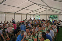 Comida de caldereta en la carpa
