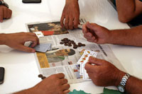 Manos, cartas, tapete, piedras, etc. del mus