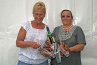 Campeonas de la brisca con sus trofeos, embutidos