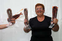 Subcampeonas de la brisca con sus trofeos, embutidos