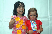 Jugadoras de la oca con su premio