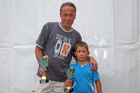 Campeones del parchís con sus trofeos