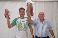 Campeones del mus con sus trofeos, embutidos