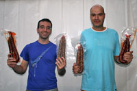 Subampeones del mus con sus trofeos, embutidos