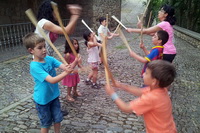 Danzadores infantiles ensayando las danzas