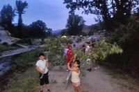 Mozos y mozas con los ramos