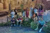 Mozos y mozas preparados para enramar