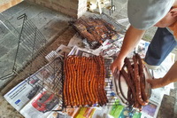 El gordo preparando la degustación de choricillo