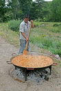 Cocinero, paellera y paella