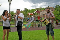 Dulzaineros amenizando la llegada de los comensales