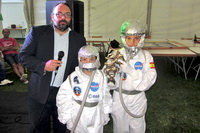 Ganadores de los disfraces infantiles con el presentador